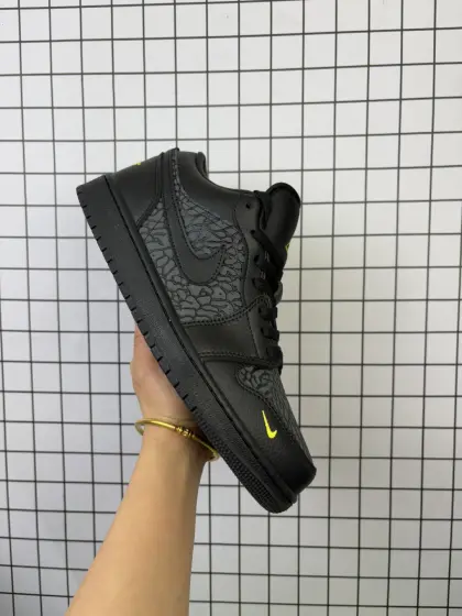 耐克 乔丹Air Jordan 1 Low AJ1 乔1 乔丹1代aj1 低帮复古文化休闲运动篮球鞋.该鞋款从 1985 年元年款汲取设计灵感,焕新演绎简约经典外观,让人感到熟悉的同时又颇具新意.缝线细节搭配后跟刺绣 Wings 标志,彰显 JORDAN 品牌与众不同的专属格调.皮革鞋面,塑就出众结构感与耐穿性.鞋底加入 Nike Air 缓震技术,造就轻盈缓震脚感,外底融入橡胶,铸就非凡抓地力,塑就日常佳选,后跟饰有 Wings 标志,鞋头打孔设计,泡绵中底. 货号:IM6568 编码719